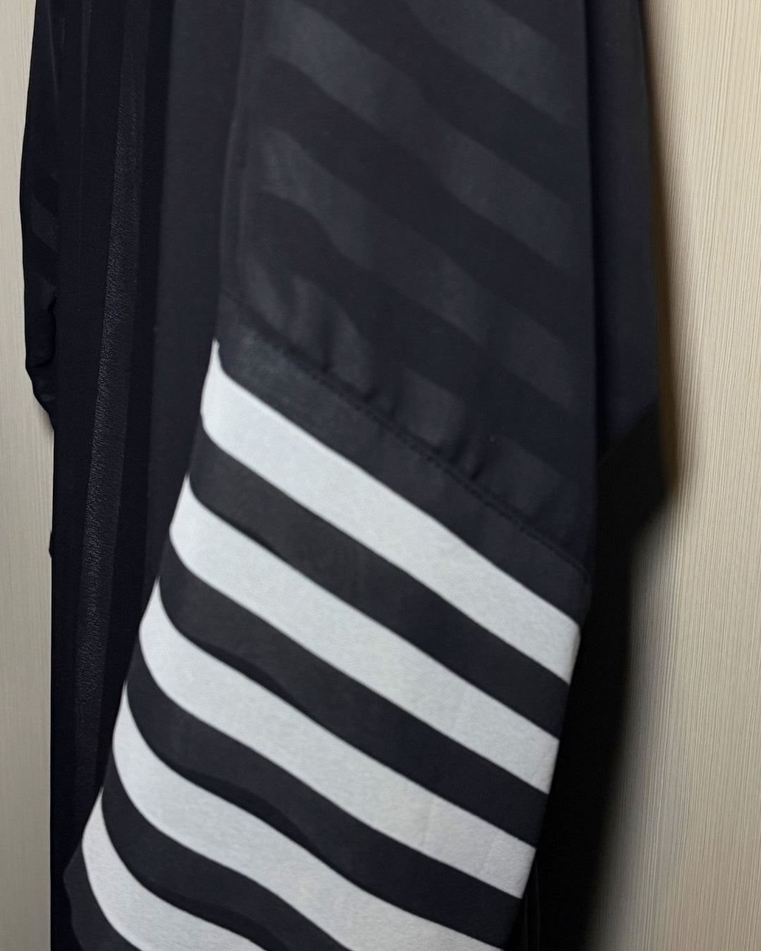 Thin stripes chiffon abaya